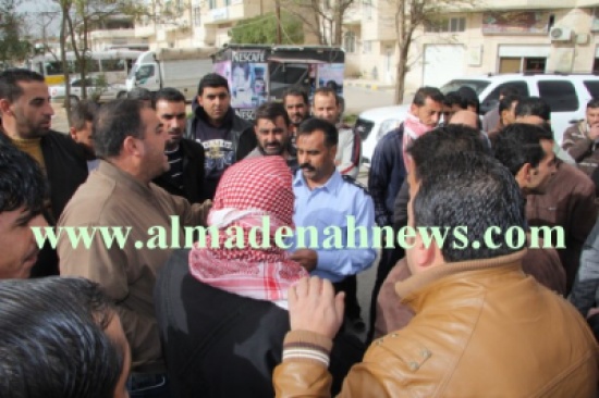 بحارة الرمثا يغلقون الطريق الدولي بسياراتهم بعد أن قاموا ببناء خيمة أمام الحدود ( صور )